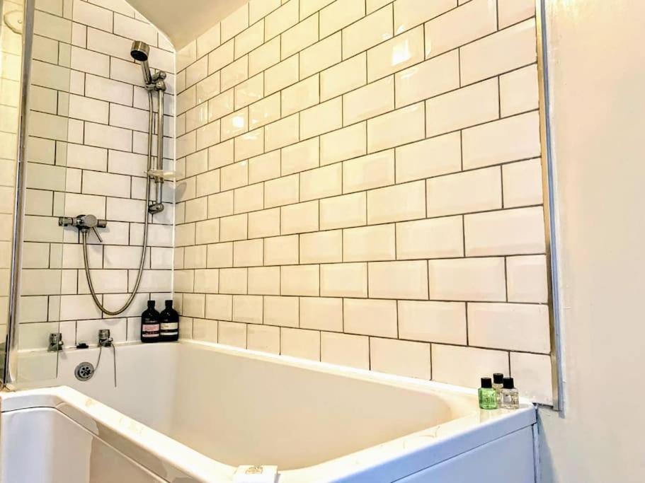 Cute Cottage 5 Min Walk From Cafes Station And Sea ヘイスティングス エクステリア 写真